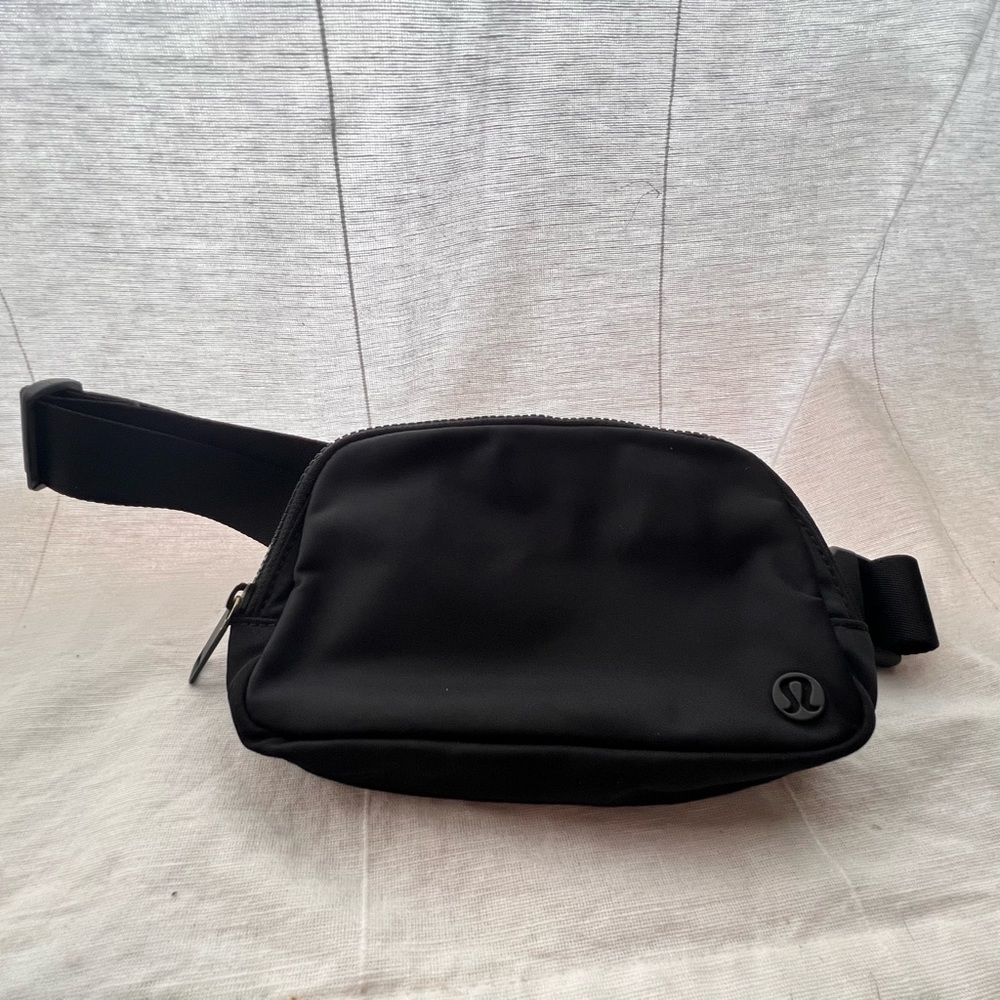 LULULEMON EVERYWHERE BELT BAG